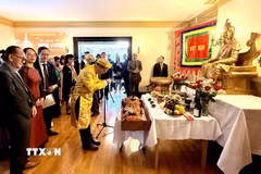 Đại diện cho các cộng đồng người Việt trên toàn Canada dâng hương tưởng niệm các Vua Hùng. (Ảnh: Thanh Hải/TTXVN)