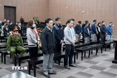 Các bị cáo tại phiên tòa ngày 27/12/2024. (Ảnh: Kim Anh/TTXVN)
