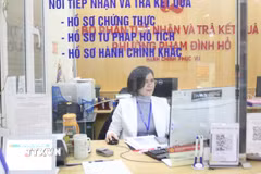 Giải quyết thủ tục hành chính tại Hà Nội. (Ảnh minh họa: Nguyễn Thắng/TTXVN)
