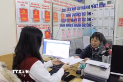 Giải quyết thủ tục hành chính cấp phường tại Hà Nội. (Ảnh: Nguyễn Thắng/TTXVN)