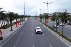 Tuyến đường bao biển Hạ Long-Cẩm Phả là một trong những tuyến đường đẹp nhất Việt Nam. (Ảnh: Đức Hiếu - TTXVN)