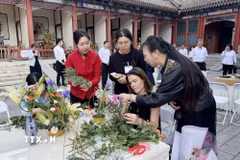 Các phóng viên, nhà báo nước ngoài tại Bắc Kinh tìm hiểu văn hóa cắm hoa của Trung Quốc. (Ảnh: Công Tuyên/TTXVN)