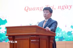 Tân Chủ tịch Ủy ban Nhân dân tỉnh Quảng Trị Bùi Hoàng Phương phát biểu nhận nhiệm vụ. (Ảnh: Tá Chuyên/TTXVN)