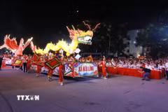 Diễu hành đèn lồng tại khai mạc Lễ hội "Ánh sáng biên cương" lần thứ nhất - năm 2026. (Ảnh: Anh Tuấn/TTXVN)