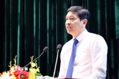 Ông Vũ Hoàng Anh, Phó Bí thư Tỉnh ủy, Chủ tịch Ủy ban Mặt trận Tổ quốc Việt Nam tỉnh - Bí thư Đảng ủy Mặt trận Tổ quốc, các đoàn thể tỉnh phát biểu nhận nhiệm vụ. (Ảnh: Văn Đạt/TTXVN)
