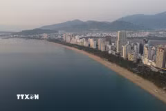Bãi biển Nha Trang trải dài hút tầm mắt với nước biển xanh trong. (Ảnh: Hoàng Hiếu/TTXVN)