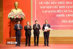 Thường trực Tỉnh ủy Điện Biên trao Quyết định chỉ định giữ chức vụ Bí thư Đảng ủy xã Mường Nhé cho đồng chí Tạ Văn Sơn. (Ảnh: Trung Kiên/TTXVN)