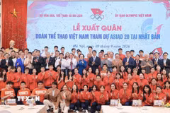 Phó Thủ tướng Phạm Thị Thanh Trà chụp ảnh với đại biểu và thành viên đoàn Thể thao Việt Nam tham dự ASIAD 20. (Ảnh: Minh Quyết/TTXVN)