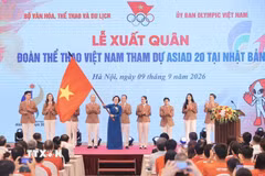 Phó Thủ tướng Phạm Thị Thanh Trà trao cờ cho đoàn Thể thao Việt Nam tham dự ASIAD 20. (Ảnh: Minh Quyết/TTXVN)