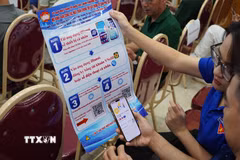 Người dân phường Hai Bà Trưng thực hiện đóng góp ý kiến về điều chỉnh Quy hoạch phân khu đô thị sông Hồng trên nền tảng số. (Ảnh: Hùng Mạnh/TTXVN.)