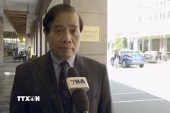 Giáo sư Vũ Minh Khương, Trường Chính sách công Lý Quang Diệu, Đại học Quốc gia Singapore (NUS), trả lời phóng viên TTXVN tại Singapore xung quanh chuyến thăm. (Ảnh: Việt Dũng/TTXVN)