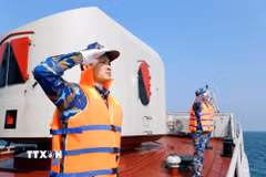 Các thủy thủ thực hiện nội dung huấn luyện nghi thức chào nhau trên biển. (Ảnh: TTXVN phát)