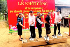 Ông Đào Mạnh Hùng, Phó Chủ tịch Thường trực Ủy ban Mặt trận Tổ quốc Việt Nam tỉnh Quảng Trị cùng các đại biểu thực hiện nghi thức khởi công hỗ trợ xây nhà cho hộ dân tại xã Tân Lập. (Ảnh: TTXVN phát)