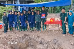 Đội tìm kiếm, quy tập hài cốt liệt sỹ lâm thời (Bộ Chỉ huy Quân sự thành phố Cần Thơ) phát hiện thêm 5 hài cốt liệt sỹ tại ấp Thới Hưng, xã Phong Điền. (Ảnh: TTXVN phát)
