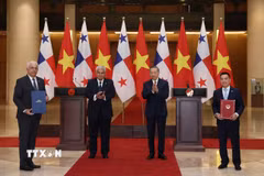 Tổng Bí thư, Chủ tịch nước Tô Lâm và Tổng thống Panama José Raúl Mulino chứng kiến lễ trao các văn kiện hợp tác giữa hai nước. (Ảnh: Thống Nhất/TTXVN)