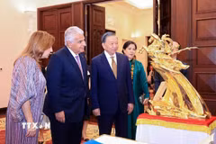 Tổng Bí thư, Chủ tịch nước Tô Lâm giới thiệu bức tượng Thánh Gióng với Tổng thống Cộng hoà Panama José Raúl Mulino và Phu nhân. (Ảnh: Tuấn Anh/TTXVN)