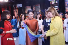 Phu nhân Tổng Bí thư, Chủ tịch nước Tô Lâm, bà Ngô Phương Ly, cùng Phu nhân Tổng thống Panama, bà Maricel Cohen de Mulino trải nghiệm văn hóa các dân tộc thiểu số Việt Nam tại Hồ Văn, thuộc quần thể Di tích Quốc gia đặc biệt Văn Miếu-Quốc Tử Giám. (Ảnh: Văn Điệp/TTXVN)