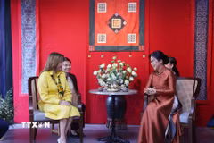 Phu nhân Tổng Bí thư, Chủ tịch nước Tô Lâm, bà Ngô Phương Ly, cùng Phu nhân Tổng thống Panama, bà Maricel Cohen de Mulino trải nghiệm văn hóa các dân tộc thiểu số Việt Nam tại Hồ Văn, thuộc quần thể Di tích Quốc gia đặc biệt Văn Miếu-Quốc Tử Giám. (Ảnh: Văn Điệp/TTXVN)