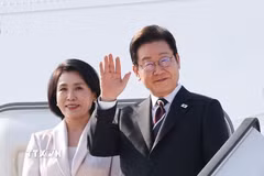 Tổng thống Hàn Quốc Lee Jae Myung và Đệ nhất phu nhân Kim Hea Kyung lên máy bay tại sân bay quốc tế Haneda ở Tokyo để khởi hành sang Mỹ sau khi kết thúc chuyến thăm Nhật Bản, ngày 24/8/2025. (Ảnh: Yonhap/TTXVN)