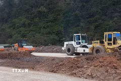 Công trường thi công dự án đường giao thông ở Quảng Ninh. (Ảnh: Văn Đức/TTXVN)