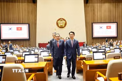 Chủ tịch Quốc hội Trần Thanh Mẫn cùng Chủ tịch Quốc hội Hàn Quốc Cho Jeong Sik tham quan phòng họp của Quốc hội Hàn Quốc. (Ảnh: Doãn Tấn/TTXVN)
