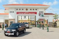 Đội Quy tập 192 (Bộ Chỉ huy Quân sự thành phố Huế) xuất quân sang Lào thực hiện nhiệm vụ. (Ảnh: Mai Trang/TTXVN)
