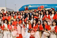 Đại sứ Phạm Thanh Bình cùng cán bộ, nhân viên Đại sứ quán Việt Nam và đại diện cộng đồng người Việt Nam tại Trung Quốc đón Chủ tịch Quốc hội Trần Thanh Mẫn tại Sân bay quốc tế Bắc Kinh. (Ảnh: Doãn Tấn/TTXVN)