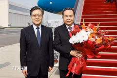 Ủy viên Trung ương Đảng, Phó Ủy viên trưởng Ủy ban Thường vụ Nhân đại Trung Quốc Vương Đông Minh đón Chủ tịch Quốc hội Trần Thanh Mẫn tại Sân bay quốc tế Bắc Kinh. (Ảnh: Doãn Tấn/TTXVN)