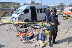 Cảnh sát gác tại hiện trường một vụ tấn công tại Karachi, Pakistan, ngày 19/4/2024. (Ảnh: AFP/TTXVN)
