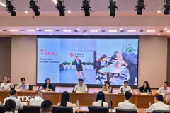 12 đại diện thanh niên đến từ Trung Quốc và Việt Nam chia sẻ kinh nghiệm học tập và kinh nghiệm làm việc thực tiễn tại hội thảo. (Ảnh: TTXVN phát)