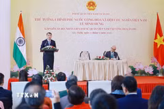 Thủ tướng Lê Minh Hưng phát biểu tại buổi gặp cán bộ, nhân viên Đại sứ quán Việt Nam tại Ấn Độ. (Ảnh: Dương Giang/TTXVN)