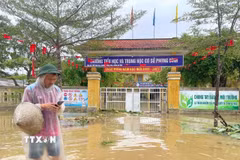 Mưa lớn kéo dài khiến làng Vĩnh An, phường Phong Dinh bị ngập lụt nặng. (Ảnh: Văn Dũng/TTXVN)