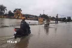 Nhiều tuyến đường ở làng Vĩnh An, phường Phong Dinh, thành phố Huế bị ngập lụt. (Ảnh: Văn Dũng/TTXVN)