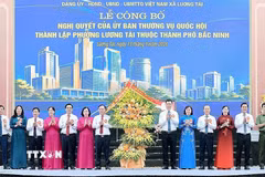 Lãnh đạo tỉnh Bắc Ninh tặng hoa chúc mừng phường Lương Tài. (Ảnh: Thái Hùng/TTXVN)