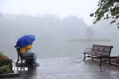 Sương mù từ sáng sớm ở khu vực hồ Hoàn Kiếm. (Ảnh: Nguyễn Hoa/TTXVN phát)
