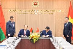 Đại tướng Lương Tam Quang, Bộ trưởng Bộ Công an và Thư ký Hội đồng An ninh Cộng hòa Belarus Volfovich Aleksandr Grigorievich ký kết Ý định thư hợp tác giữa Bộ Công an Việt Nam và Ban Thư ký nhà nước Hội đồng An ninh Belarus. (Ảnh: Minh Đức/TTXVN)