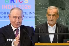 Tổng thống Nga Vladimir Putin (trái) và người đồng cấp Iran Masoud Pezeshkian. (Nguồn: THX-IRNA/TTXVN)