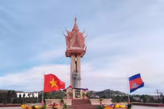 Đài Hữu nghị Việt Nam-Campuchia tại thành phố Sen Monorom, tỉnh Mondolkiri, cách thủ đô Phnom Penh khoảng 300km về phía Đông Bắc, giáp biên với tỉnh Đắk Nông và Đắk Lắk, Tây Nguyên của Việt Nam. (Ảnh: TTXVN)