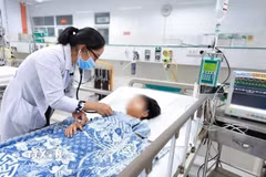 Các bác sỹ Bệnh viện Nhi đồng 2 Thành phố Hồ Chí Minh đang theo dõi, điều trị cho nạn nhân là trẻ em trong vụ tai nạn xảy ra trên cao tốc Vĩnh Hảo-Phan Thiết. (Ảnh: TTXVN phát)