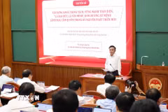 Thường trực Ban Bí thư Trần Cẩm Tú truyền đạt chuyên đề bồi dưỡng kiến thức đối với Ủy viên Trung ương Đảng khóa XIV. (Ảnh: Phương Hoa/TTXVN)