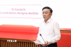 Thường trực Ban Bí thư Trần Cẩm Tú truyền đạt chuyên đề bồi dưỡng kiến thức đối với Ủy viên Trung ương Đảng khóa XIV. (Ảnh: Phương Hoa/TTXVN)