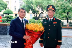 Thượng tướng, Phó Giáo sư, Tiến sĩ Trần Việt Khoa, Giám đốc Học viện Quốc phòng đón Thủ tướng Lê Minh Hưng đến dự Lễ Khai giảng các khóa năm học 2026-2027 của Học viện Quốc phòng. (Ảnh: Dương Giang/TTXVN)