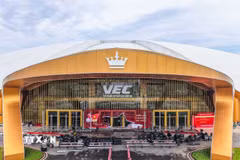 Cửa vào chính của Trung tâm Triển lãm Việt Nam (Đông Anh, Hà Nội) đang được trang hoàng rực rỡ, sẵn sàng cho ngày khánh thành 19/8/2025. Ảnh: Hoàng Hiếu - TTXVN