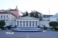Sân trong Phủ Tổng thống Litva tại quảng trường S. Daukantas, khu phố cổ thủ đô Vilnius. (Ảnh: Việt Thắng/TTXVN)