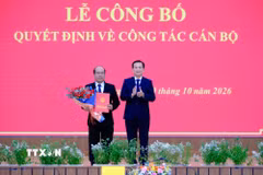 Ủy viên Trung ương Đảng, Chủ tịch UBND tỉnh Hồ Văn Mười trao Quyết định bổ nhiệm ông Cao Sơn Dũng, Tỉnh ủy viên, quyền Giám đốc Sở Xây dựng giữ chức vụ Giám đốc Sở Xây dựng. (Ảnh Chu Quốc Hùng/TTXVN)