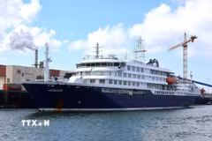 Tàu du lịch MV Hondius ở ngoài khơi thành phố Vlissingen, Hà Lan ngày 17/5/2025. (Ảnh: Reuters/TTXVN)