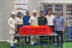 Bộ Chỉ huy Quân sự tỉnh Điện Biên bàn giao 845 mẫu hài cốt liệt sĩ về Viện Pháp y Quân đội. (Ảnh: TTXVN phát)