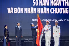 Ông Nguyễn Văn Được, Ủy viên Ban Chấp hành Trung ương Đảng, Phó Bí thư Thành ủy, Chủ tịch Ủy ban Nhân dân Thành phố Hồ Chí Minh trao Huân chương Độc lập hạng Nhất cho Vinamilk. (Ảnh: Vi Nam/Vietnam+)