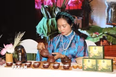 Nghệ nhân Lâm Diệu Linh biểu diễn nghệ thuật pha trà. (Ảnh: TTXVN phát)