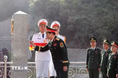 Đại tướng Phan Văn Giang, Bộ trưởng Quốc phòng tô son cột mốc biên giới tại cửa khẩu Quốc tế Hữu nghị (Lạng Sơn). (Ảnh: Trọng Đức/TTXVN)